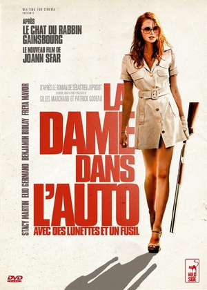 ɫ׳ La dame dans l\'auto avec des lunettes et un fusil